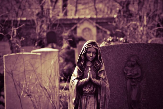 Be en bön till Heliga jungfru Maria.